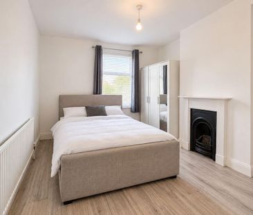 2 bedroom end of terrace house to rent - Photo 2