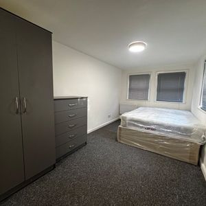 Studio Flat, Bevois Valley Road, SO14 - Photo 2