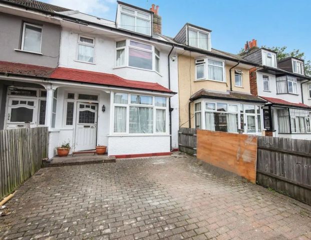 4 bedroom house to rent in Graham Road, Mitcham, Surrey, CR4 - Photo 1