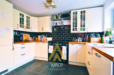 4 bedroom semi-detached house to rent - Photo 4