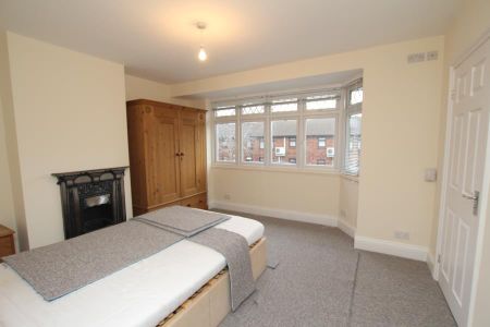 4 bedroom semi-detached house to rent - Photo 5