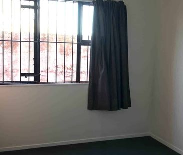 3 Bedroom Spacious Flat in Glen Innes Town Centre - Photo 2