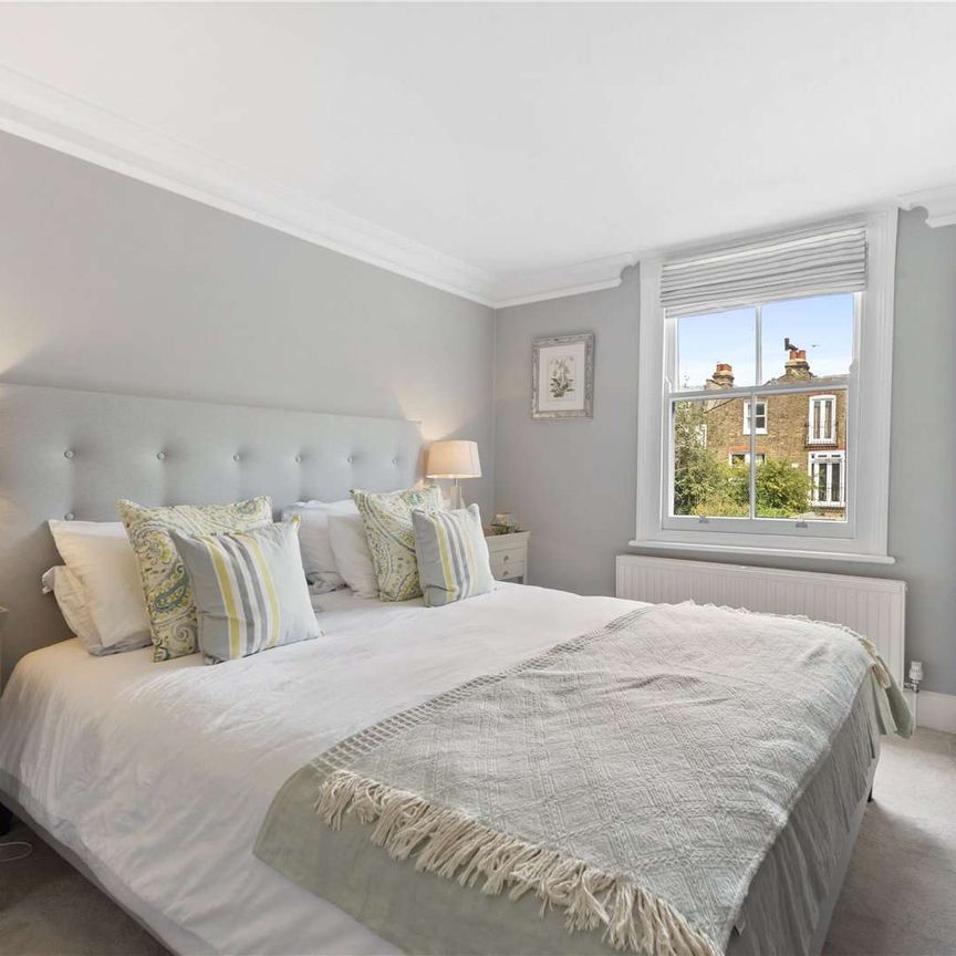 A beautiful family house with private garden located on the desirable Melody Road. - Photo 1