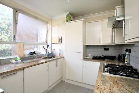 3 bedroom flat to rent - Photo 4