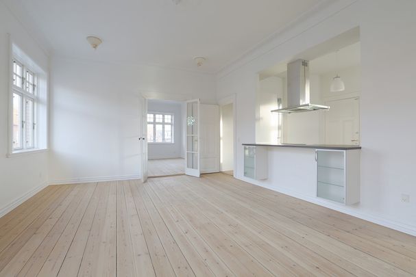 Stor 5-værelses i smuk hjørneejendom i midtbyen - Photo 1