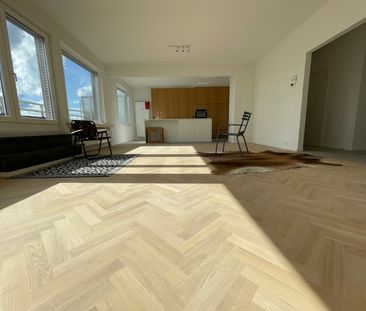 Luxueus en prachtig gerenoveerd appartement van 120m² met 2 grote terrassen gelegen aan het St-Pietersstation, vlakbij diverse winkels, scholen en openbaar vervoer. - Photo 1