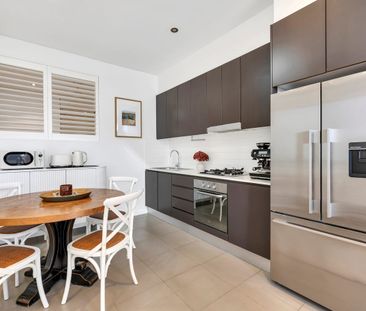 Luxurious Coastal Apartment With Expansive Private Terrace - Photo 4