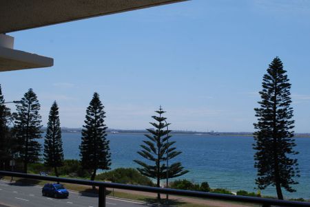 Stunning 2-Bedroom Apartment with Breathtaking Views across from Brighton-Le-Sands Beach&excl; - Photo 3