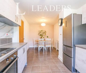 4 bedroom semi-detached house to rent - Photo 5