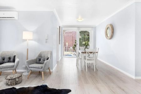 Stylish Fully Furnished Apartment in Leafy Ideal Locale - Photo 2