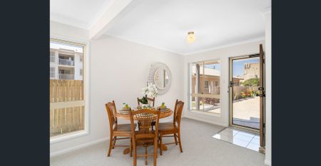 Northeast Light & Ocean Air – Stylish Townhouse in Prime Coastal Location - Photo 5