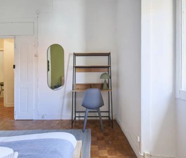 Room in a shared 4-bedroom apartment for rent in Lisbon. - Photo 5