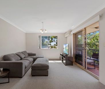 Ultra-Convenient - Light and Breezy Apartment - Photo 1
