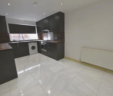 3 Bed Terraced House, St Johns Close, LS6 - Photo 2