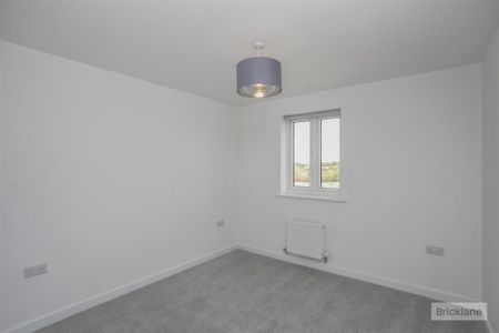 4 bed House - Semi-Detached To Let - Photo 2