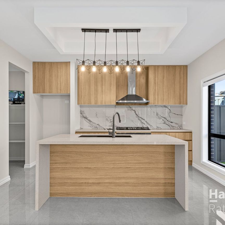 Like New Stunning Family Home! - Photo 1