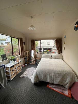 Spacious 6 BR Flat in North Dunedin - Photo 1