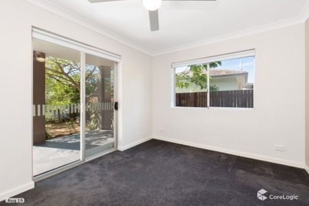 2-LEVEL CONTEMPORARY DUAL LIVING HOME LOCATED IN LEAFY CARINA HEIGHTS! - Photo 2