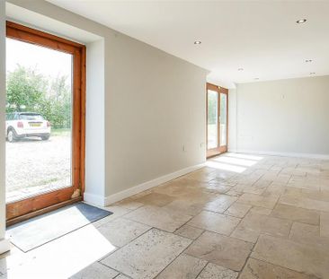 3 bedroom detached bungalow to rent - Photo 2