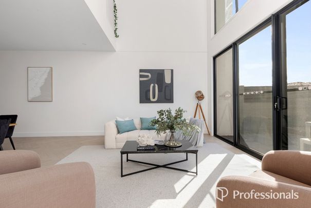 A North-Facing Luxury Residence in the McKinnon Secondary College Zone - Photo 1