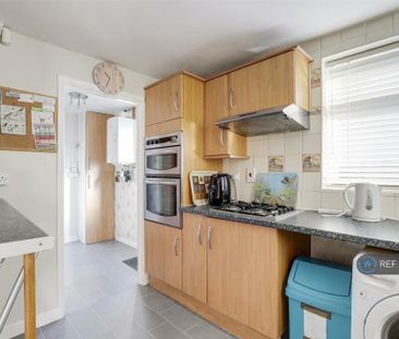 3 bedroom semi-detached house to rent - Photo 6