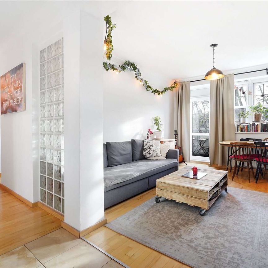 An immaculate three bedroom flat offering bright and airy living space ideally located close to transport links. - Photo 1