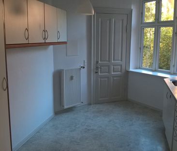 Smuk 5-vær med stuklofter og altan - Photo 3