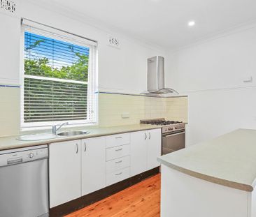 Charming Family Home with Swimming Pool - Photo 6