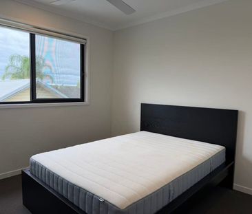 Spacious 3-Bedroom Partially Furnished Townhouse with Double Garage... - Photo 4