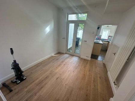 15 Sandhurst Gardens, Belfast, BT9 5AW - Photo 2