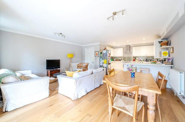 3 bedroom flat to rent - Photo 1