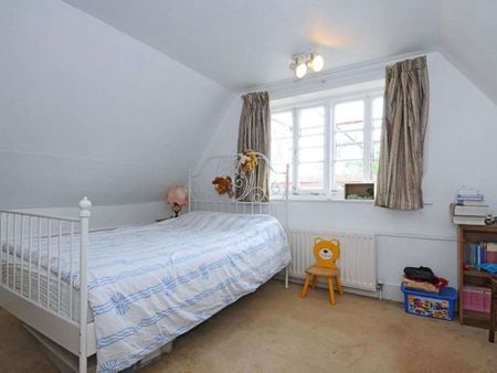 A charming cottage nestled in a peaceful yet convenient location. - Photo 3