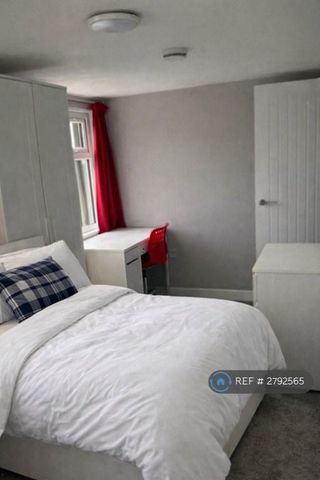 1 bedroom in a house share to rent - Photo 4