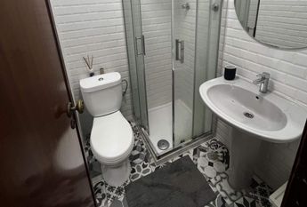 Quarto individual com varanda perto do metro linha azul
