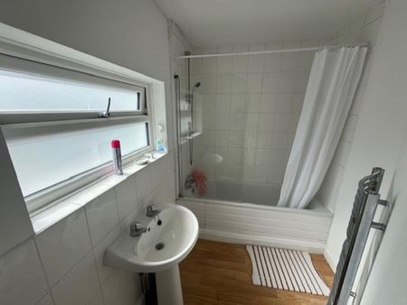 1 bedroom in a house share to rent - Photo 4