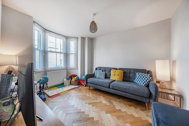 4 bedroom end of terrace house to rent - Photo 1