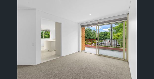 Stunning 3 Bedroom Apartment - overlooking Fawkner Park - Photo 1