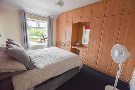 4 bedroom semi-detached house to rent - Photo 5