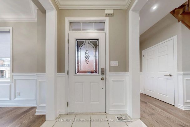 Detached Home For Lease | W9031533 - Photo 1