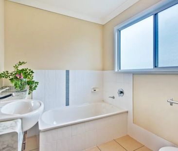 Spacious Three-Level Townhouse in Prime Gaythorne Location - Photo 6