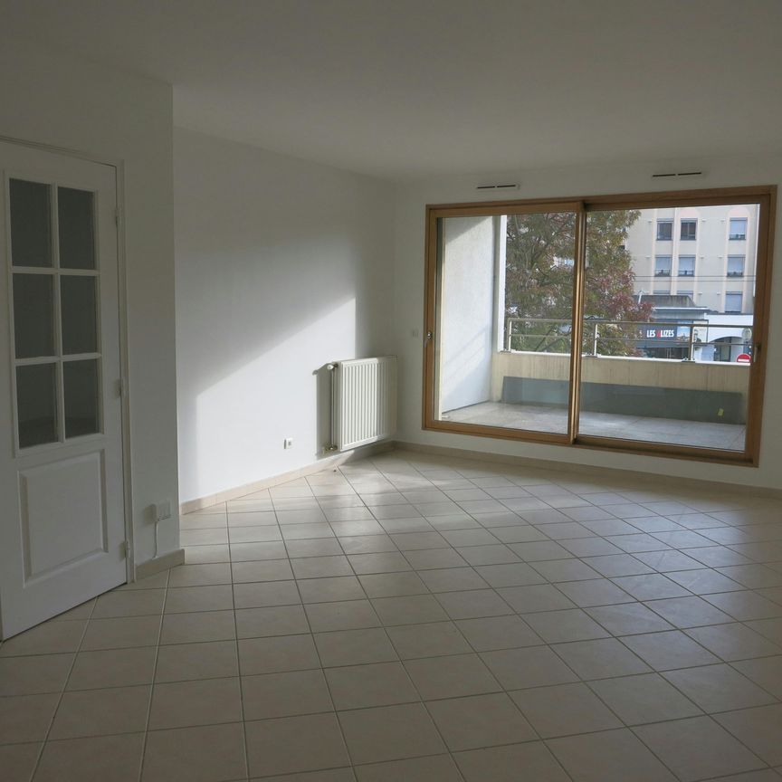 Bron : T4 Traversant avec terrasse, loggia et garage double - Photo 1