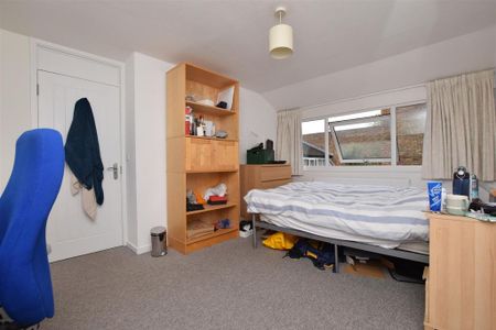 4 bedroom end of terrace house to rent - Photo 4