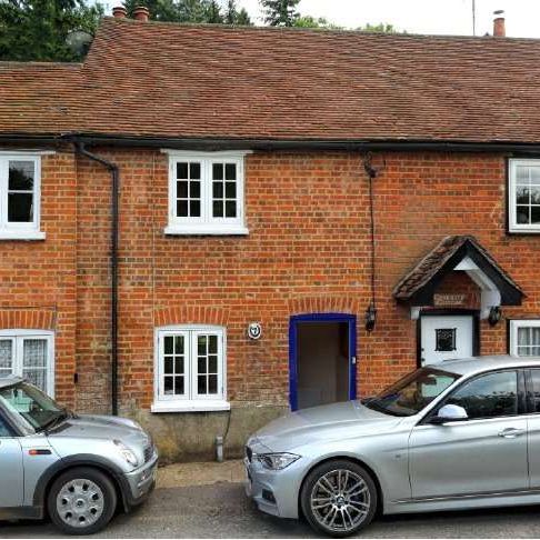 A pretty 3 bed period cottage with a good size rear garden - Photo 1