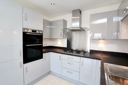 4 Bed Semi-Detached House, Bourdon Street, M40 - Photo 4