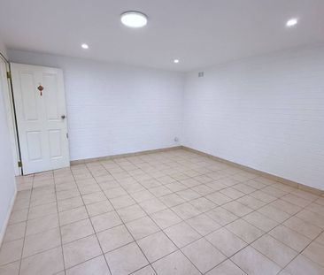 Renovated Spacious 2B2B on House whole level Bills included - Photo 4