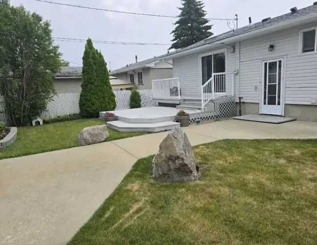 Glenwood Beautiful Main Floor, 3 Bedrooms and 1 Bathroom | 16026 95 Avenue Northwest, Edmonton - Photo 1