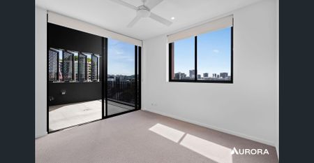 Top-Floor 2-Bedroom Apartment with Stunning Views & Prime Location - Photo 2