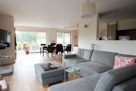 Recente ruime moderne halfopen woning met tuin en garage. - Foto 2