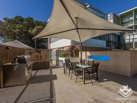 FURNISHED LARGE PADDINGTON 1 BEDROOM 1 BATHROOM APARTMENT 1 CARPARK - JUST 2KM FROM THE CBD - Photo 2