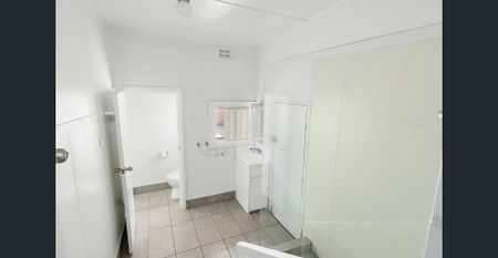 Stylishly refurbished historic terrace house in a sought-after location - Photo 4